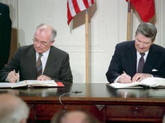 1987 wurde der Vertrag vom ehemaligen Sowjetpräsidenten Michail Gorbatschow (links) und dem ehemaligen US-Präsidenten Ronald Reagan signiert. (Bild: KEYSTONE/)