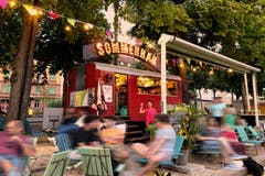 Basel: Das Nachtleben am Rheinknie ist gemäss Lärmempfindlichkeitsstufenplan geregelt. Zum Beispiel in der Steinenvorstadt ist Nachtleben draussen bis 2:00 Uhr vorstellbar. Am Fluss lockt die Buvette.Fazit: Wohldosiertes Mittelmeer
