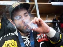 Die Meister-Zigarre hatte sich Simon Moser nach dem Playoff-Final verdient: Er wurde zum MVP der Playoffs gewählt (Bild: KEYSTONE/MARCEL BIERI)