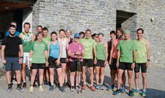 Die Walker und Läufer treffen sich vor dem Training beim Schulhaus Flös.Bilder: Bianca Helbling