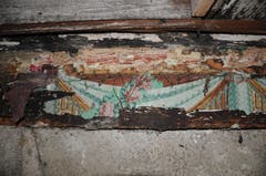 Verschiedenen übereinanderliegende Tapetenschichten zeugen von der langen Geschichte des Freisitzes. (Bild: PD/Doris Warger)