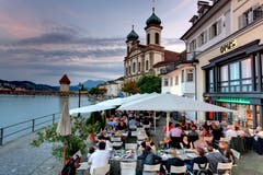 Luzern: Um Mitternacht müssen die Luzerner Beizer die Terrasse abräumen. Im Winter sogar noch früher. Dann ist um 23:00 Uhr Schluss. Das dürfte in der kalten Jahreszeit aber kaum jemanden stören.Fazit: Kaum Bella Vita im Süden
