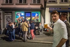 St. Gallen: St. Gallen liegt auf 669 Meter über Meer. Es wird nicht so heiss wie in Basel (245 m). Vielleicht müssen darum die Lokale spätestens um 1.00 Uhr schliessen. Ruhig gilt es zudem ab 22:00 Uhr zu sein.Fazit: Kühler Ostwind