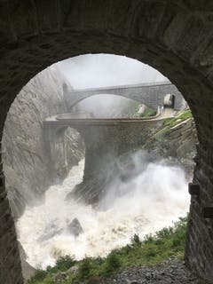 Ein eindrückliches Bild bot sich zwischen Andermatt und Göschenen. Dieses Bild zeigt, welche gewaltige Wassermassen nach den heftigen Regenfällen von Anfang August unter den beiden Teufelsbrücken durchflossen. (Bild: Uwe Zaugg, 11. August 2019)