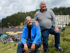 Die Schwingerkönige Harry Knüsel (links) und Arnold Ehrensberger posieren auf der Schwägalp. Knüsel ist der bislang einzige Schwingerkönig aus dem Innerschweizer Verband (Bild: KEYSTONE/GIAN EHRENZELLER)