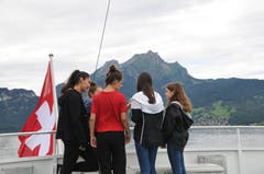 Schülerinnen geniessen die Schifffahrt von Stansstad zum Rütli. (19. August 2019)
