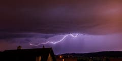 Gestern Abend blitzte es aus schweren Wolken. (Bild: Roland Hof)