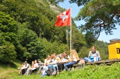 Besondere Mittagspause am ersten Schultag: Älplermagronen auf der Rütliwiese. (19. August 2019)