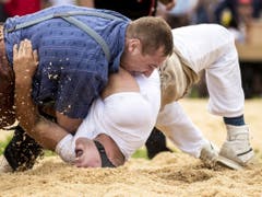 Joel Wicki drückt hier den Berner Oberländer Kilian von Weissenfluh mit Bärenkräften ins Sägemehl (Bild: KEYSTONE/ALEXANDRA WEY)