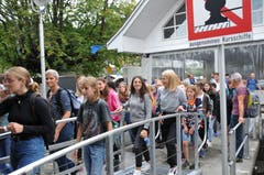 Die Schüler besteigen in Stansstad das Extraschiff. (19. August 2019)