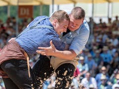 Pirmin Reichmuth (rechts) und Joel Wicki im 4. Gang des diesjährigen Luzerner Kantonalen in Willisau. Das Duell ging gestellt aus (Bild: KEYSTONE/URS FLUEELER)