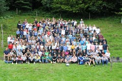 Die rund 200 Pestalozzi-Schüler mit ihren Lehrpersonen posieren auf dem Rütli für ein Erinnerungsfoto. (19. August 2019)