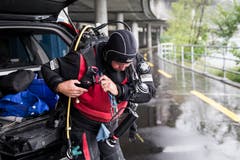 Ruedi Suter schultert die Ausrüstung. (Bild: Manuela Jans-Koch, Hergiswil, 10. August 2019)