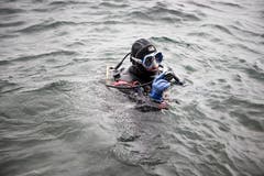 Im Wasser ist der 73-jährige Ruedi Suter in seinem Element, hier im Vierwaldstättersee am Lopper. (Bild: Manuela Jans-Koch, Hergiswil, 10. August 2019)