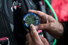 Der Tauchcomputer wird gecheckt. (Bild: Manuela Jans-Koch, Hergiswil, 10. August 2019)