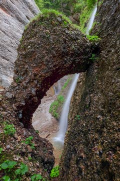 Versteinertes Fabelwesen vor dem Wasserfall im Ofenloch. (Bild: Franz Häusler)