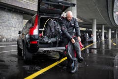 Ruedi Suter bereitet sich auf den Tauchgang am Lopper vor und steigt schon mal in den Anzug. (Bild: Manuela Jans-Koch, Hergiswil, 10. August 2019)