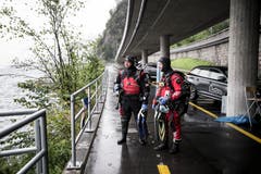Dann sind Ruedi Suter (links) und Tauchpartner Stefan Ramp bereit für den Tauchgang im Vierwaldstättersee am Lopper. (Bild: Manuela Jans-Koch, Hergiswil, 10. August 2019)
