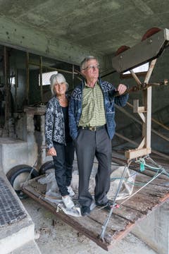 Esther Ferrari und Fredi Wirz posieren auf der Materialbahn.