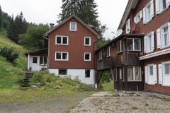 Das Berggasthaus (rechts) mit einem der beiden Nebengebäude.