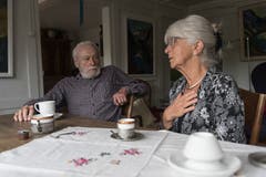 Hanspeter Walser (86), der erste Kassier des Vereins Chräzerli, diskutiert mit Esther Ferrari (79 über vergangene Zeiten.