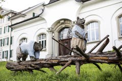 Eingekleidete Schwinger-Bären aus Holz, gesehen in Cham. (Bild: Alexandra Wey / Keystone)