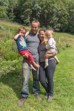 Marcel und Manuela Schmid mit zwei ihrer drei Kinder.