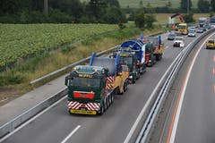 Auf der Autobahn waren die drei Lastwagen mit bis zu 50 km/h unterwegs. (Bild: Simon Vogt / Jungfraubahnen)
