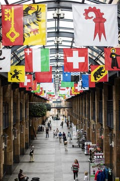 Auch das Einkaufszentrum Metalli hat sich herausgeputzt. (Bild: Alexandra Wey / Keystone)