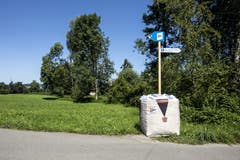 Ein Wegweiser zeigt den Weg zur Arena. (Bild: Alexandra Wey / Keystone)