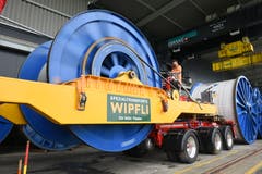 Firmengründer Josef Wipfli hat mit der nach seinen Ideen gebauten Seitenträgerbrücke (gelbe Lastwagenteile) zum Transport von Bobinen den Grundstein gelegt. (Bild: Simon Vogt / Jungfraubahnen)