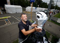 Andreas Lustenberger von der Firma AVS installiert eine 360-Grad-Kamera auf dem Festgelände. (Bild: Stefan Kaiser)
