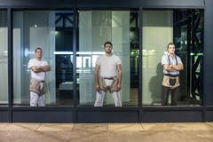 Kartonfiguren der Schwinger Adrian Elsener, Marcel Bieri und Marcel Betschart (von links) in einem Schaufenster. (Bild: Alexandra Wey / Keystone)