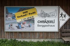 Plakat an der Schwägalpstrasse macht auf die Verkaufsabsicht aufmerksam - das Chräzerli ist nur sieben Gehminuten entfernt auf der andern Talseite.
