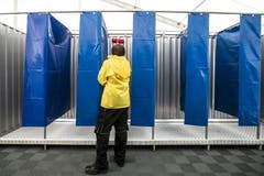 Duschen vom Campingplatz werden gereinigt. (Bild: Alexandra Wey / Keystone)
