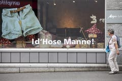 Ein Schaufenster in der Stadt Zug hat sich herausgeputzt. (Bild: Alexandra Wey / Keystone)