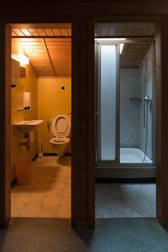 Nicht mehr genutztes WC und Dusche.