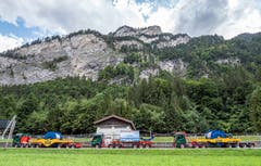 Der 56 Meter lange Lastwagenkonvoi wartet in Zweilütschinen auf die Weiterfahrt. (Bild: Alexander Strauch/ Fatzer AG)