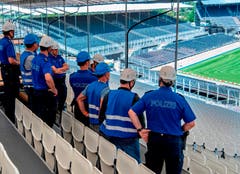 Polizisten begutachten die Arena. (Bild: Zuger Polizei)