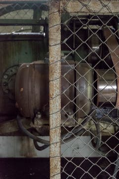 Der uralte Motor der Materialbahn.