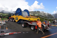 Die Chauffeure bewegten gemäss Funkanweisungen von Peter Wipfli ihre Giganten im Schritttempo über die Brücken. (Bild: Simon Vogt / Jungfraubahnen)