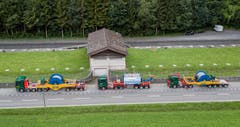 Der 56 Meter lange Lastwagenkonvoi wartet in Zweilütschinen auf die Weiterfahrt über die 25 Kunstbauten bis nach Grindelwald. (Bild: Alexander Strauch / Fatzer AG)