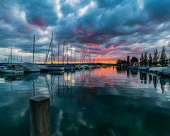 Farbenspektakel bei Sonnenuntergang am Zuger Hafen. (Bild: Raymond Bieri, 13. August 2019)
