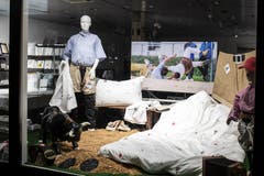 Blick in ein Schaufenster in der Stadt Zug mit einer eingekleideten Schwinger-Schaufensterpuppe. (Bild: Alexandra Wey / Keystone)