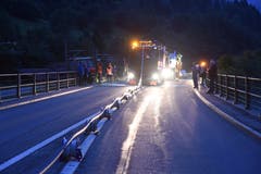 Damit das abgewickelte Seil nicht beschädigt respektive mit dem Strassenbelag in Berührung kam, wurde es über Rollen und Holzkonstruktionen geführt, die während der Fahrt von den Helfern auf dem Asphalt platziert und wieder auf die Begleitfahrzeuge geladen wurden. (Bild: Simon Vogt / Jungfraubahnen)