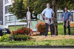 Schwinger Pirmin Reichmuth steht als Kartonfigur auf einem Kreisel in der Stadt Zug. (Bild: Alexandra Wey / Keystone)