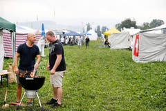 (V.l.n.r.) Walter Mazzini und Mario Moham aus Wartau SG heizen schon mal den Grill an. (Bild: Stefan Kaiser)