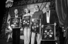 Vier Sprecher und Gestalter der Kasperli-Geschichten werden am 27. Oktober 1982 in Zürich für eine Million verkaufte Platten und Kassetten geehrt. V.l.n.r.: Jörg Schneider, Ines Torelli, Heinz Steiger, Paul Bühlmann. (Bild: Keystone)