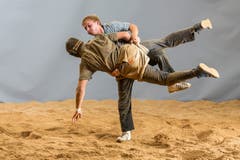 Die Schwinger Lars Aerni (blaues Hemd) und Nick Alpiger (schwarzes Hemd) vom Schwingklub Lenzburg und Umgebung zeigen den Schwung «Kurz», aufgenommen am 19. August in ihrem Schwingkeller in Möriken (AG). (Bild Keystone/Gaetan Bally)