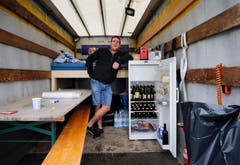 Pius Breitenmoser hat einen gut gefüllten Kühlschrank. (Bild: Stefan Kaiser)